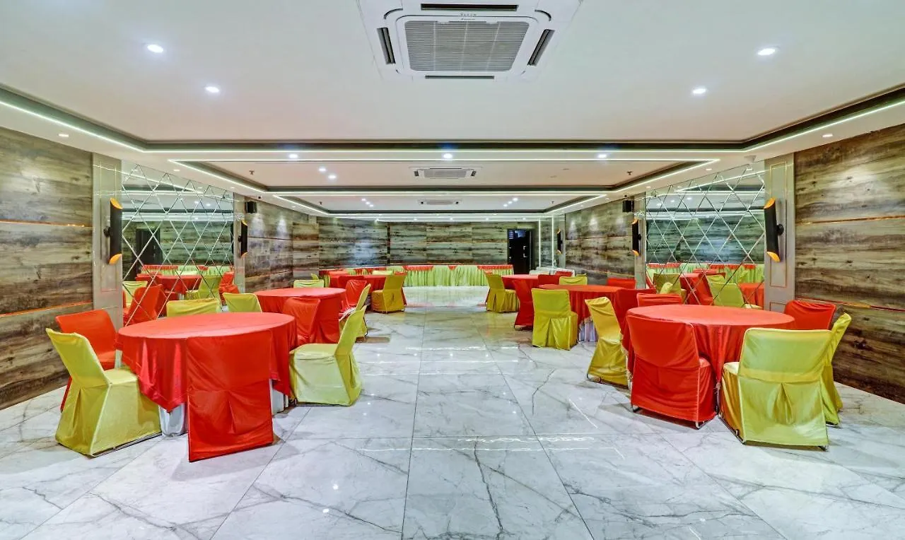 ***  Treebo Tryst Glassy Junction Hotel Tajganj India