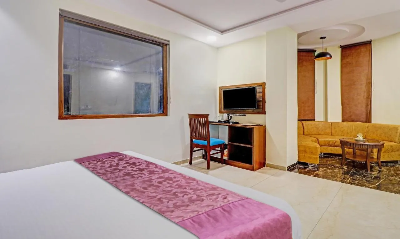Treebo Tryst Glassy Junction Hotel Tajganj 3*,