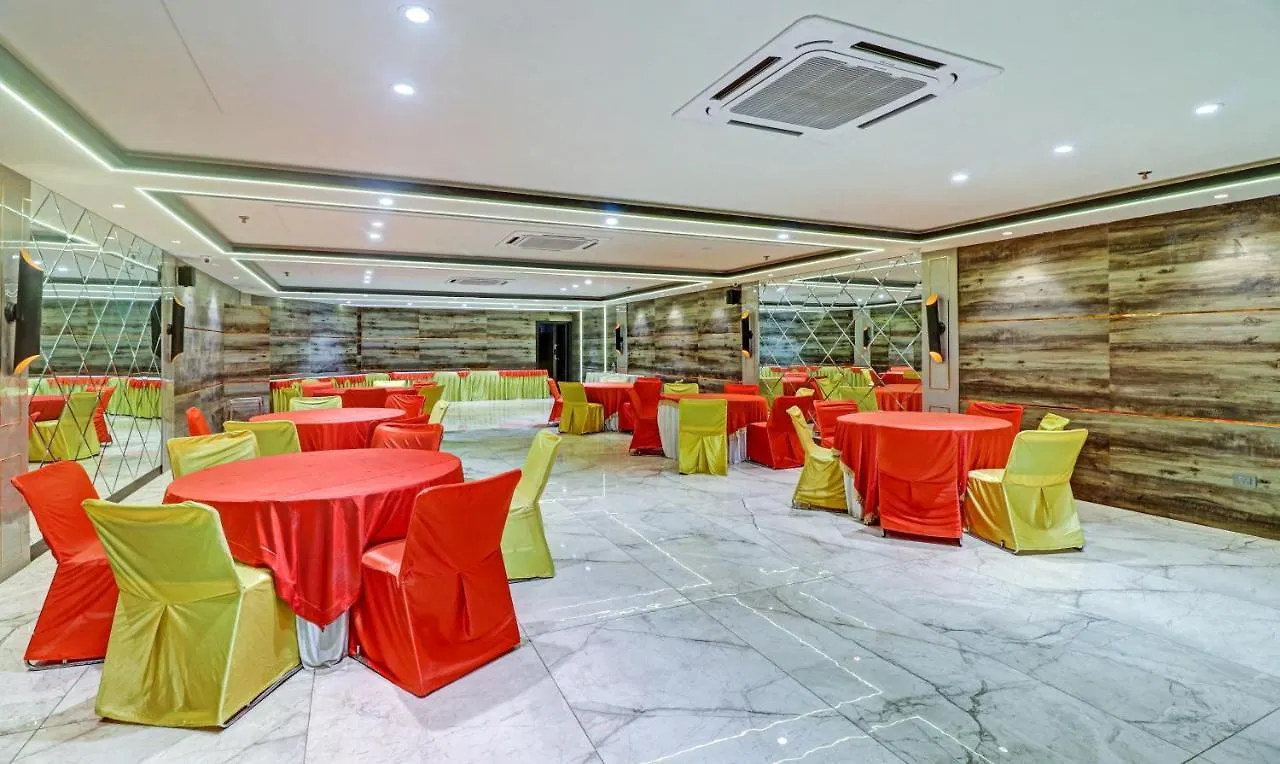 Treebo Tryst Glassy Junction Hotel Tajganj 3*,