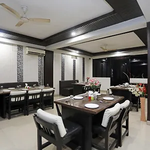 Hotel Capital O Taj Castle, Tajganj